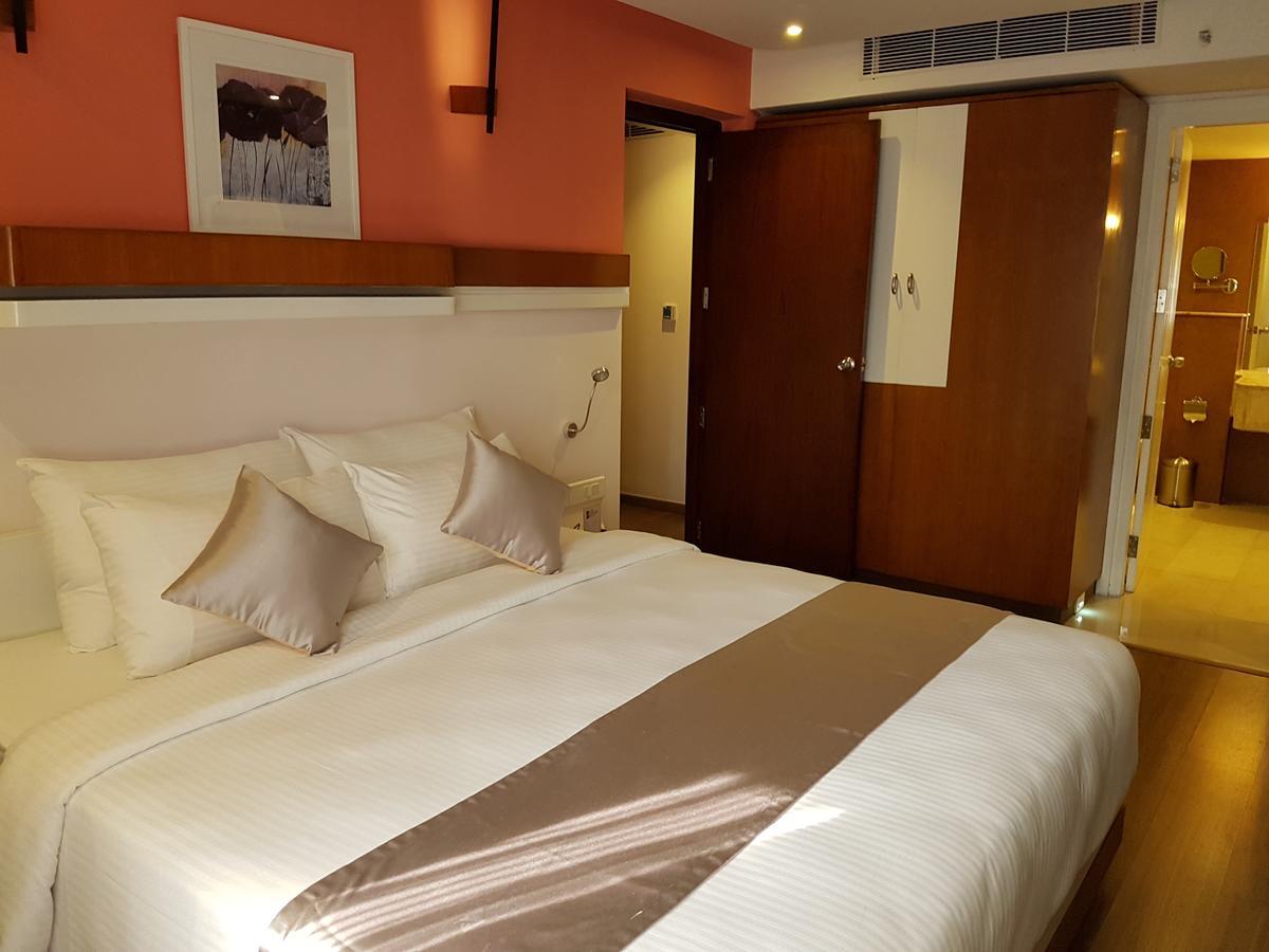 The Blooms Cochin Hotel Kochi Bagian luar foto