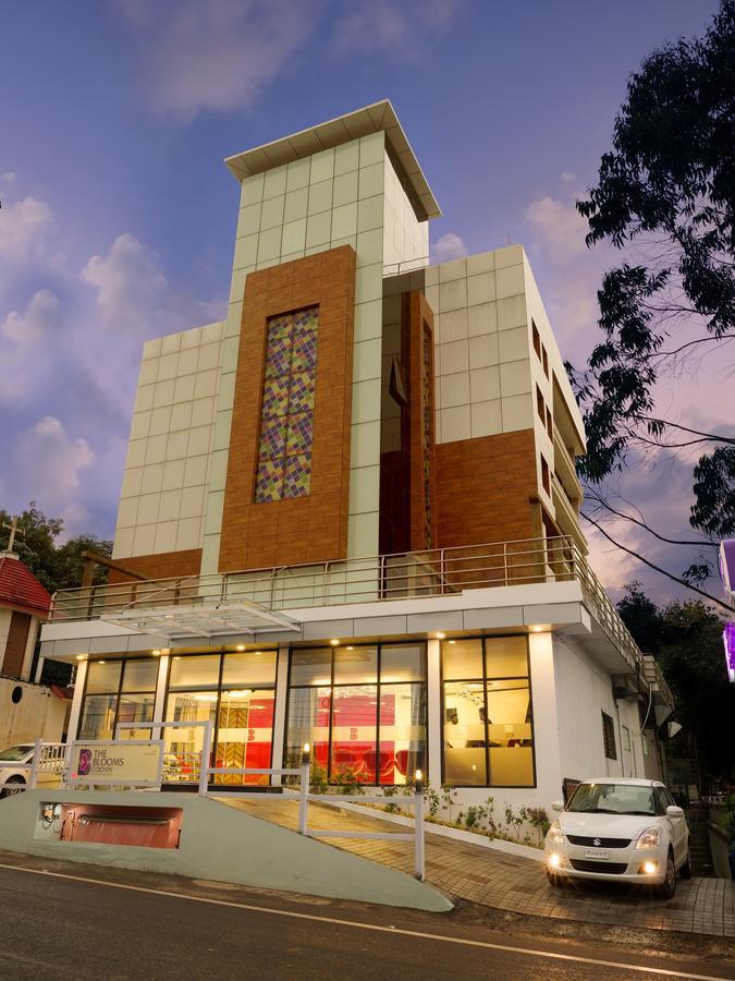 The Blooms Cochin Hotel Kochi Bagian luar foto