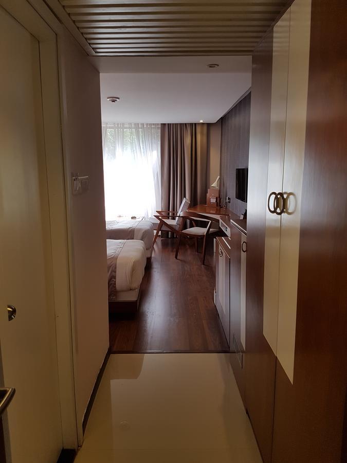 The Blooms Cochin Hotel Kochi Bagian luar foto