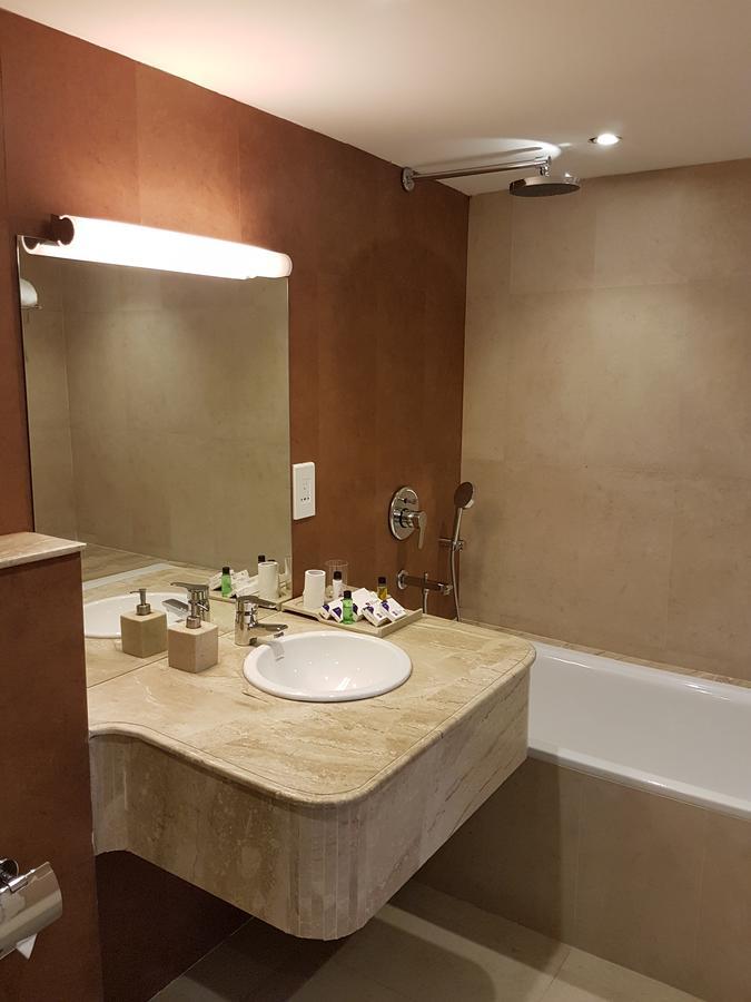 The Blooms Cochin Hotel Kochi Bagian luar foto