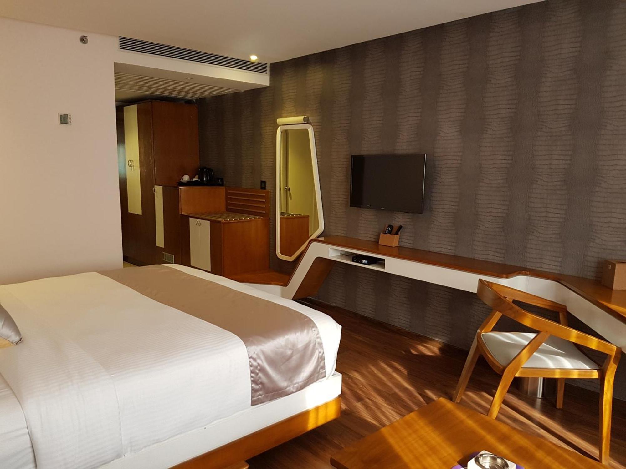 The Blooms Cochin Hotel Kochi Bagian luar foto