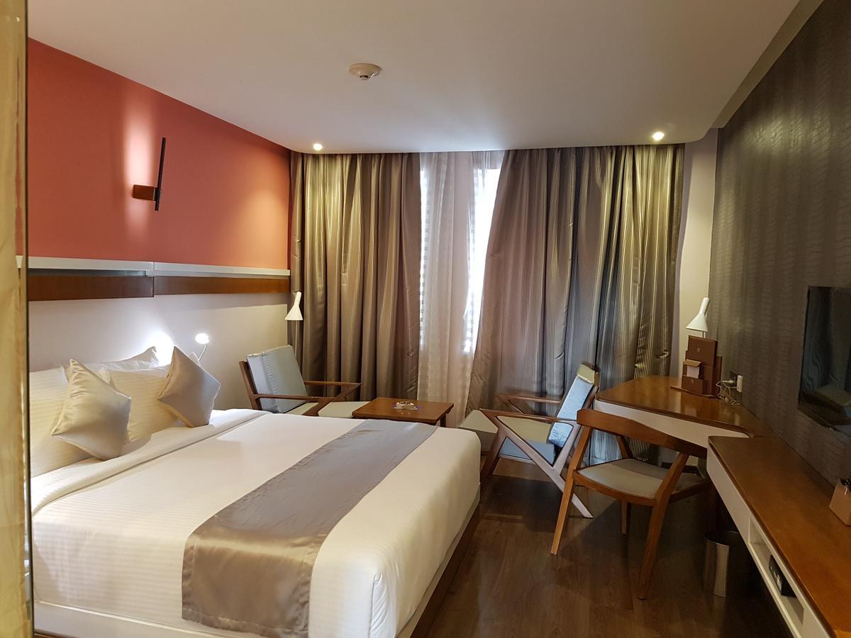 The Blooms Cochin Hotel Kochi Bagian luar foto
