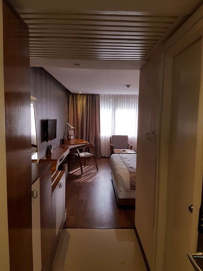 The Blooms Cochin Hotel Kochi Bagian luar foto