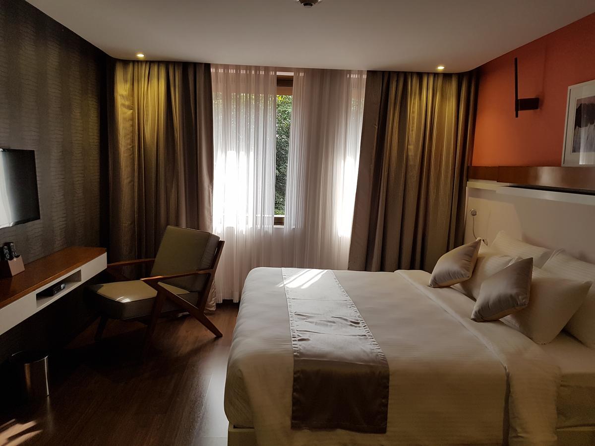 The Blooms Cochin Hotel Kochi Bagian luar foto