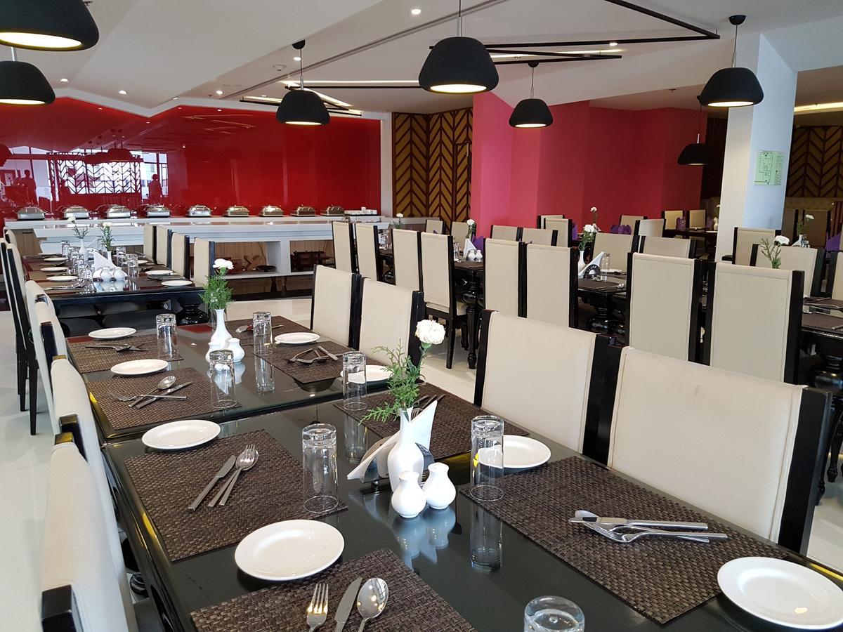 The Blooms Cochin Hotel Kochi Bagian luar foto