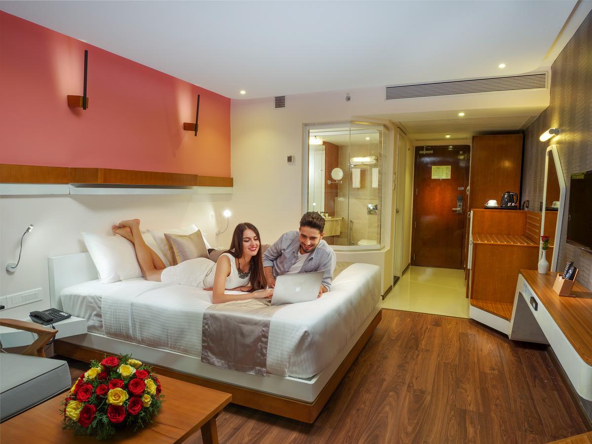 The Blooms Cochin Hotel Kochi Bagian luar foto