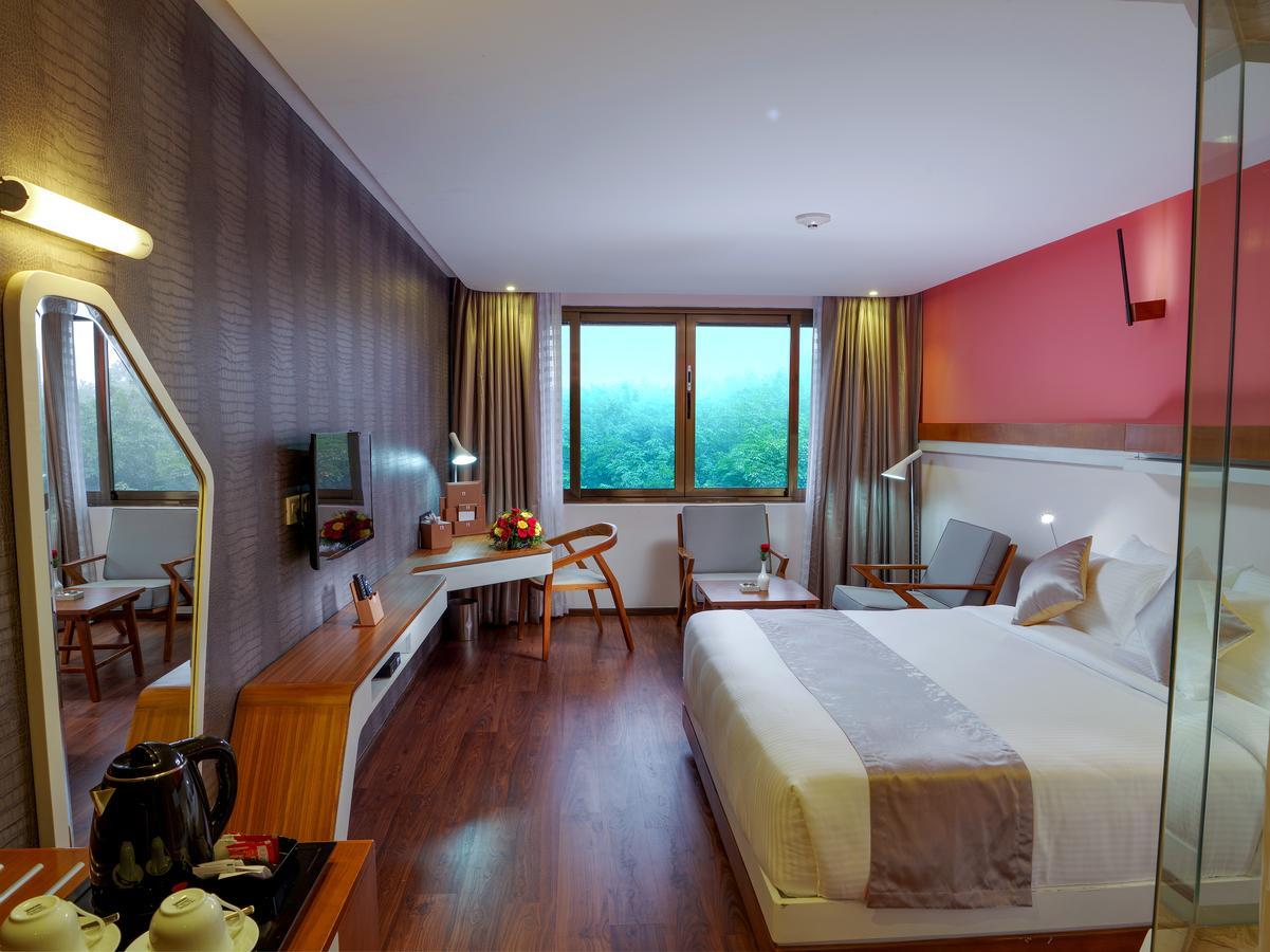 The Blooms Cochin Hotel Kochi Bagian luar foto
