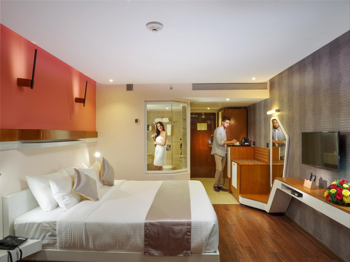 The Blooms Cochin Hotel Kochi Bagian luar foto